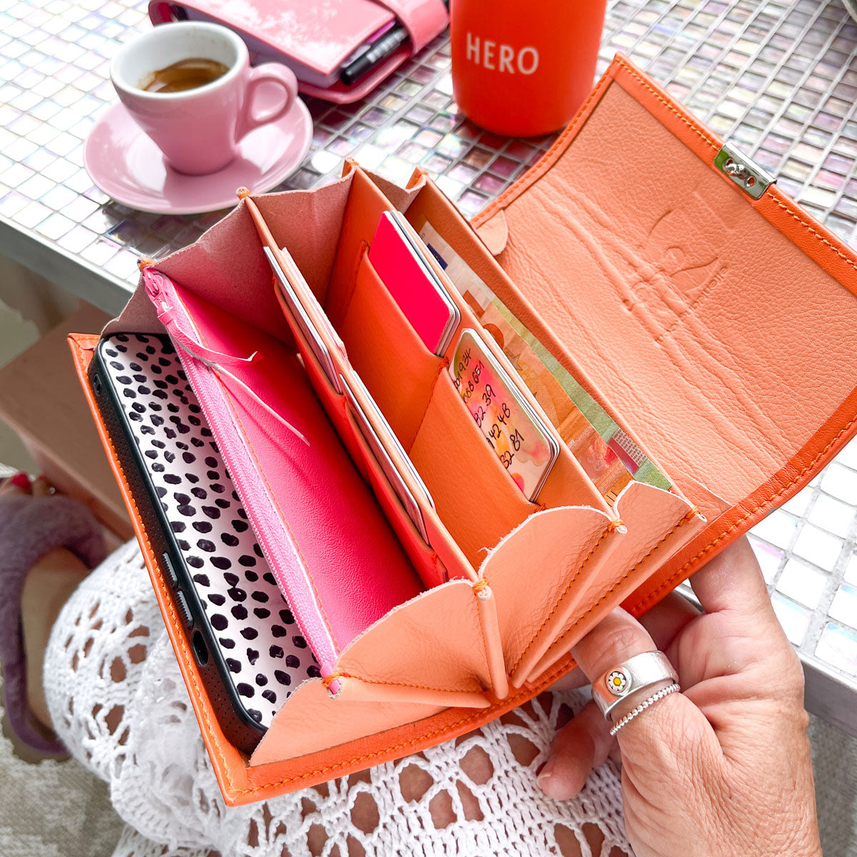 Elli Orange Koralle geöffnet mit großem Münzfach und farbenfrohem Innenleben in Koralle und Neonpink