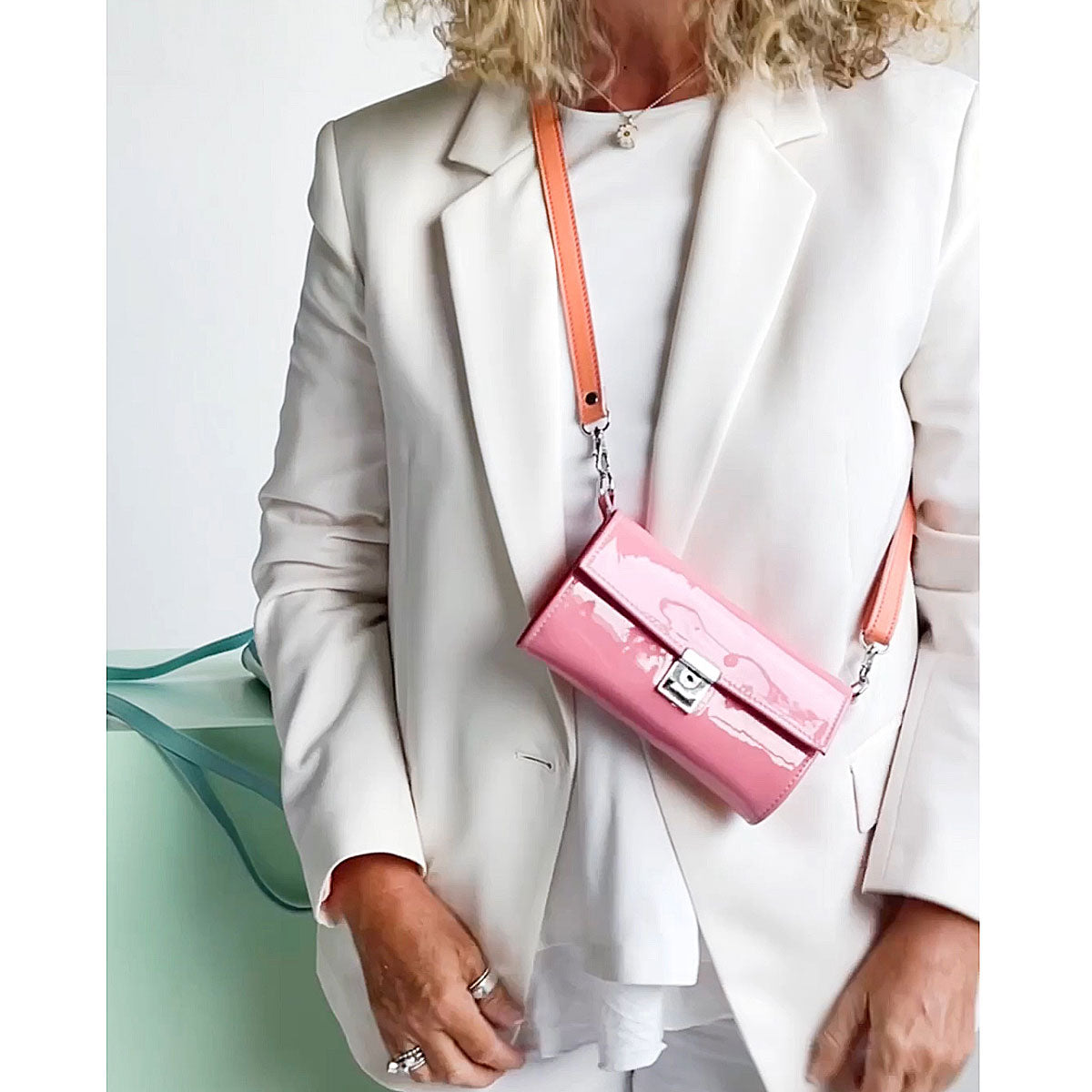 Elegante Leder-Geldbörse Elli Bubblegum in Rosa als modisches Accessoire getragen