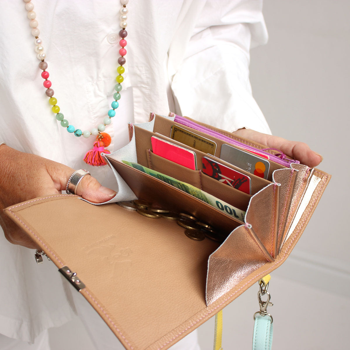 Praktische Leder-Geldbörse mit großem Münzfach, Platz fürs Handy und zum Umhängen als Crossbody-Tasche