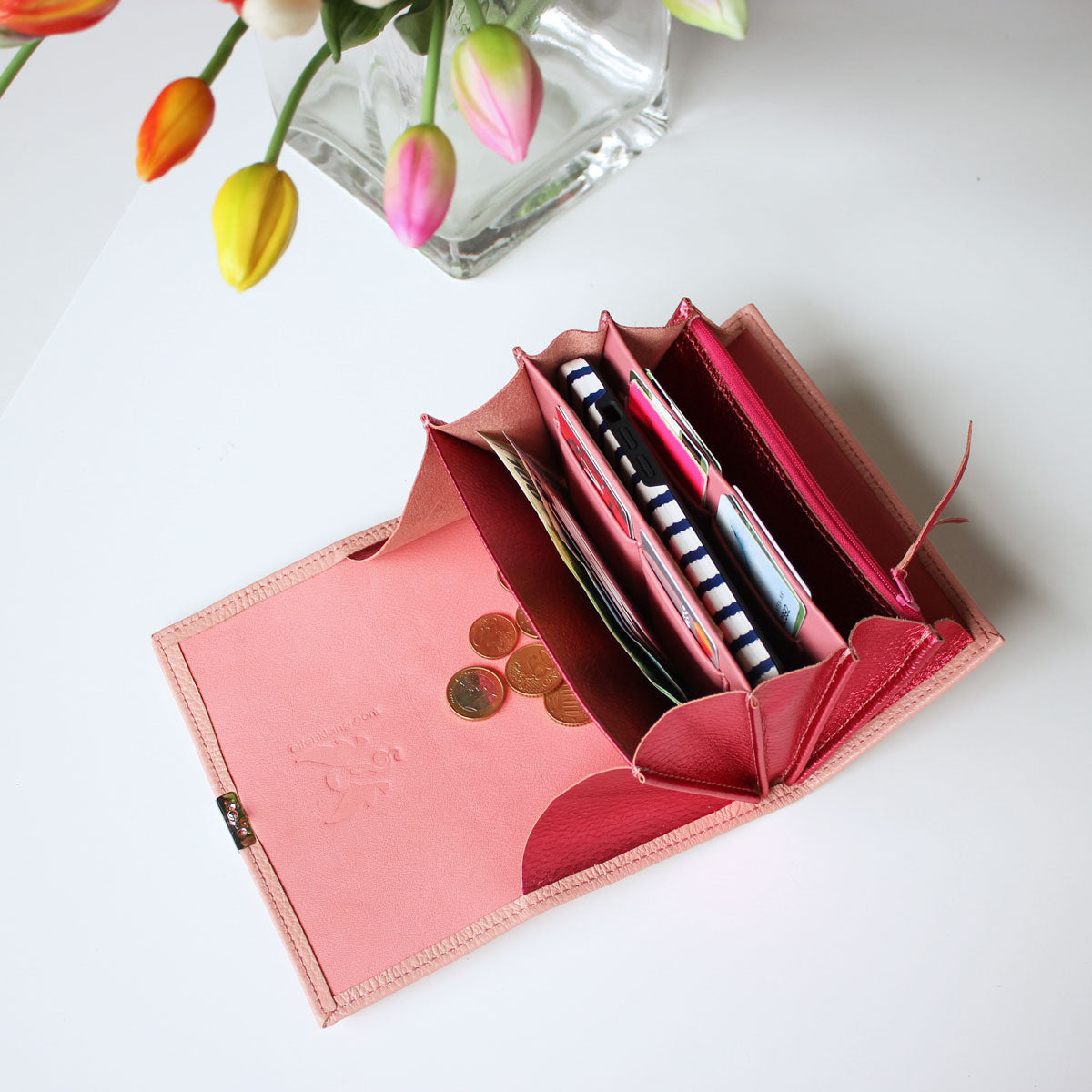 Handgefertigte Leder-Geldbörse Elli New Blush geöffnet mit großem Münzfach und farbenfrohem Innenleben