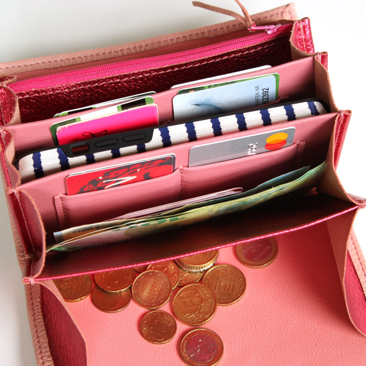 Handgefertigte Leder-Geldbörse Elli New Blush geöffnet mit großem Münzfach und farbenfrohem Innenleben