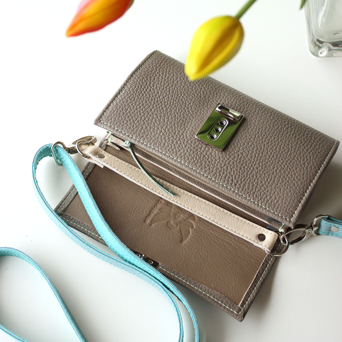 Hochwertige Lou Geldbörse mit Platz fürs Handy, praktischer Kartenorganisation und Riemen zum Umhängen als Crossbody