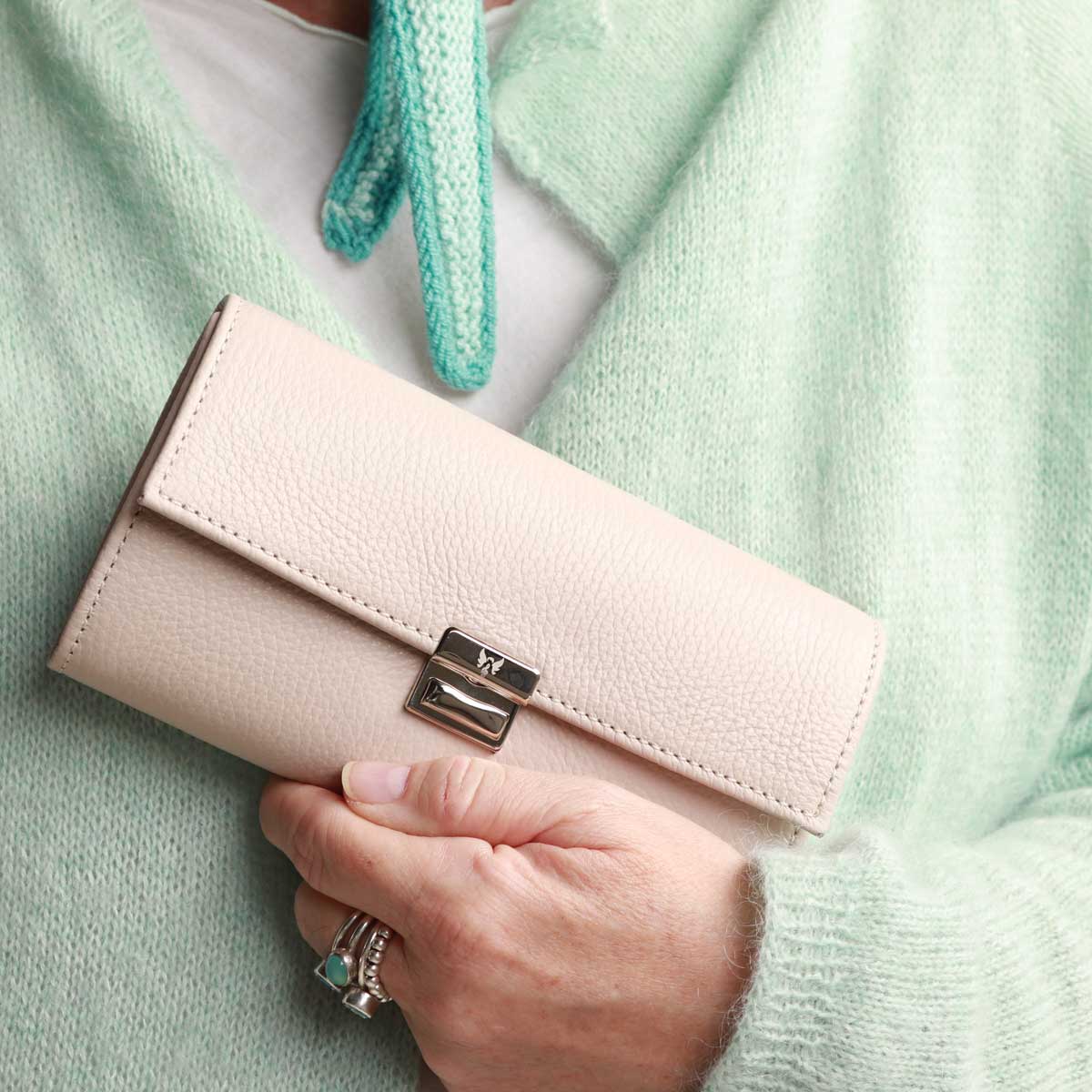 Elegantes Damen-Portemonnaie aus Leder in warmem Beige – hochwertig verarbeitet und praktisch im Alltag