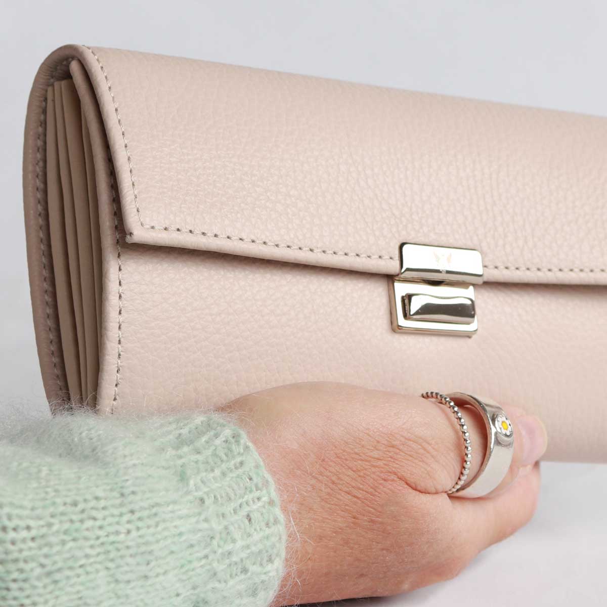 Ausgefallenes Leder-Portemonnaie in warmem Beige mit natürlicher Lederstruktur und hochwertiger Verarbeitung