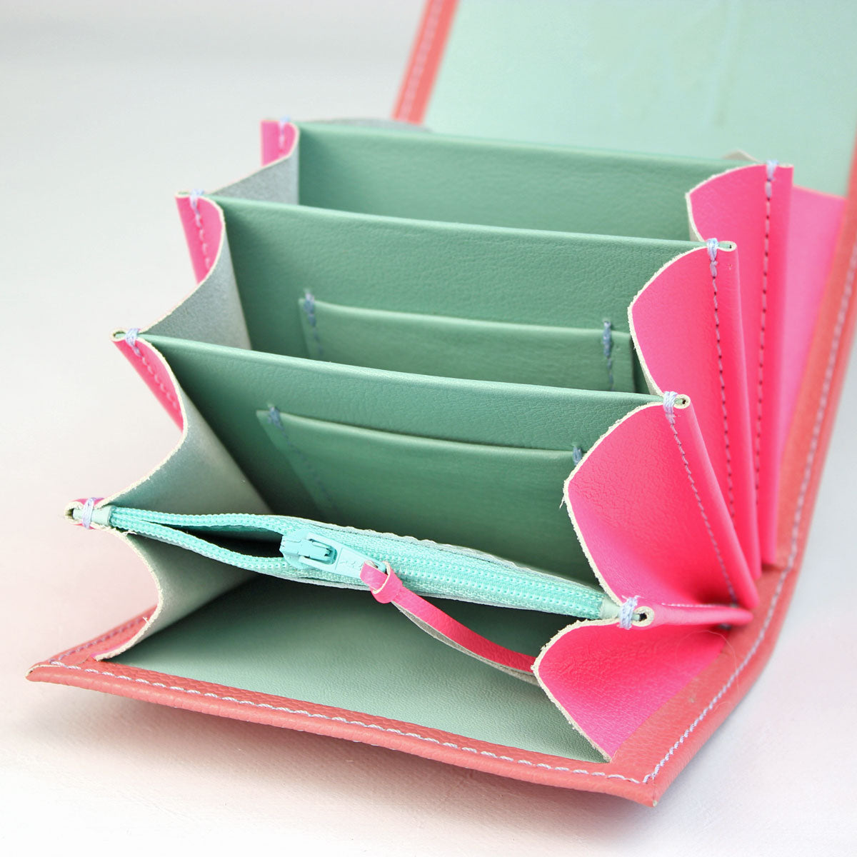 Farbenfrohe Leder-Geldbörse Elli Peony geöffnet mit großem Münzfach und Innenleben in Neon Pink, Mint und Anis