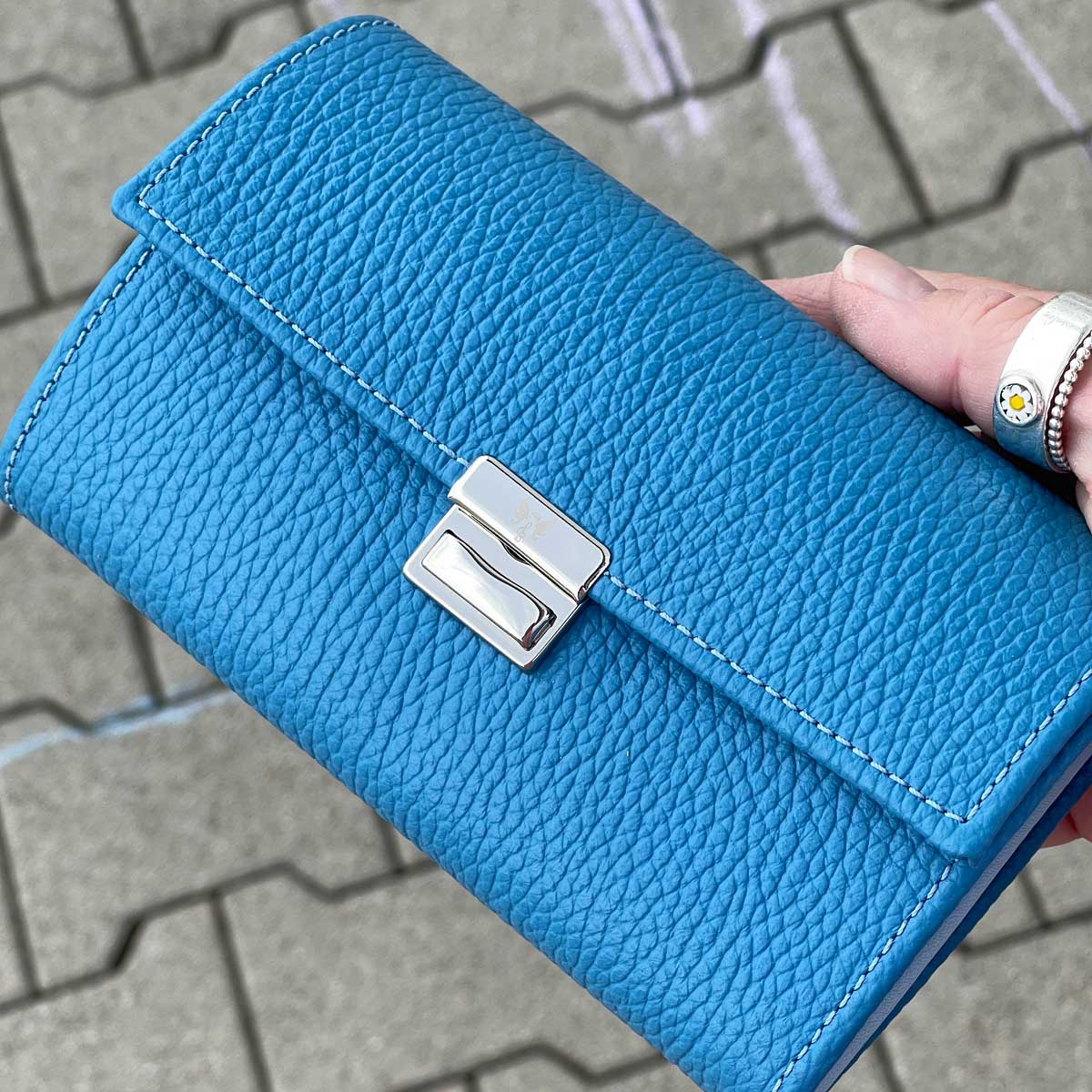 Elli Kobalt aus grobporigem Kobaltleder mit kräftiger blauer Farbe und silbernem Verschluss