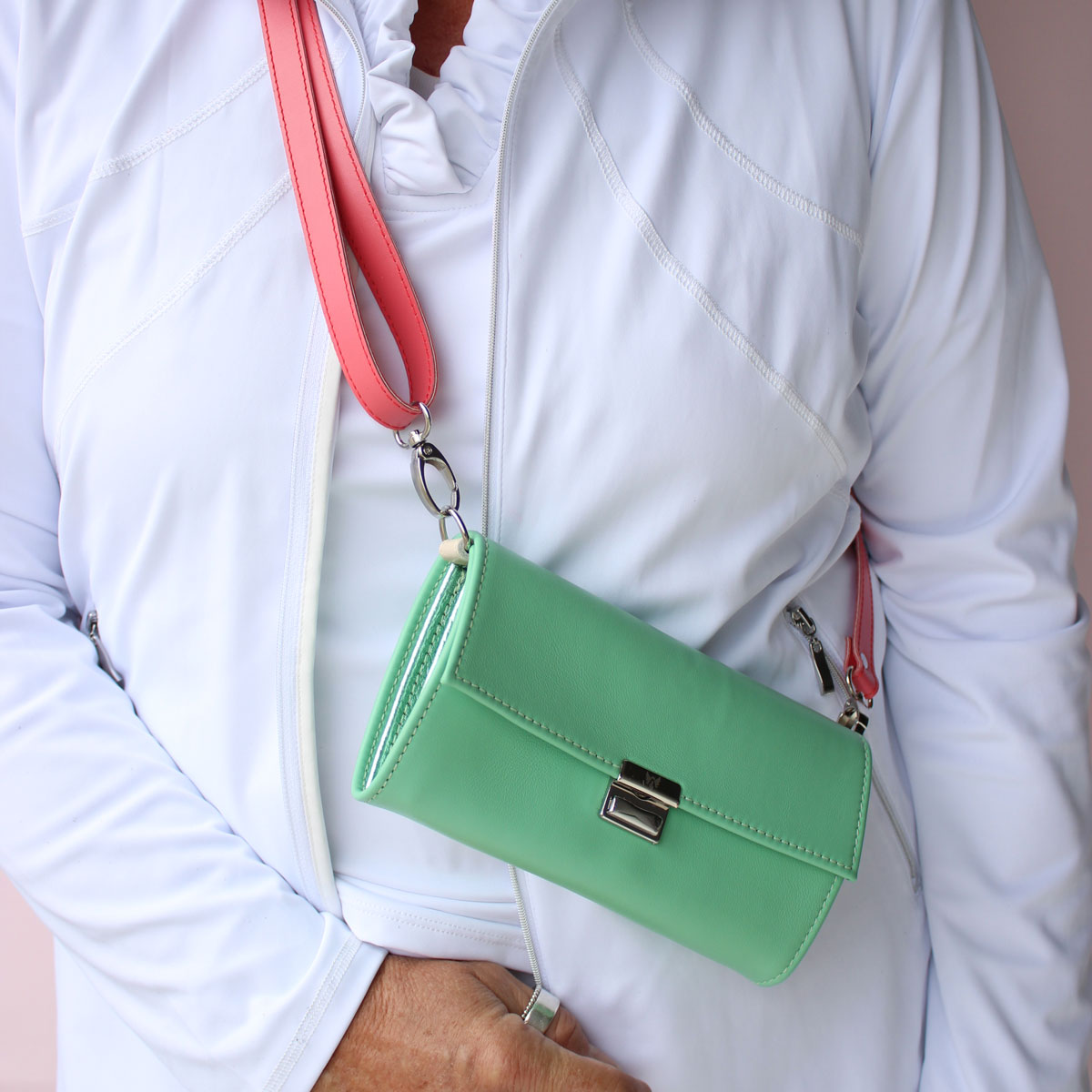 Elli Lind als kleine Tasche mit Leder-Trageriemen getragen