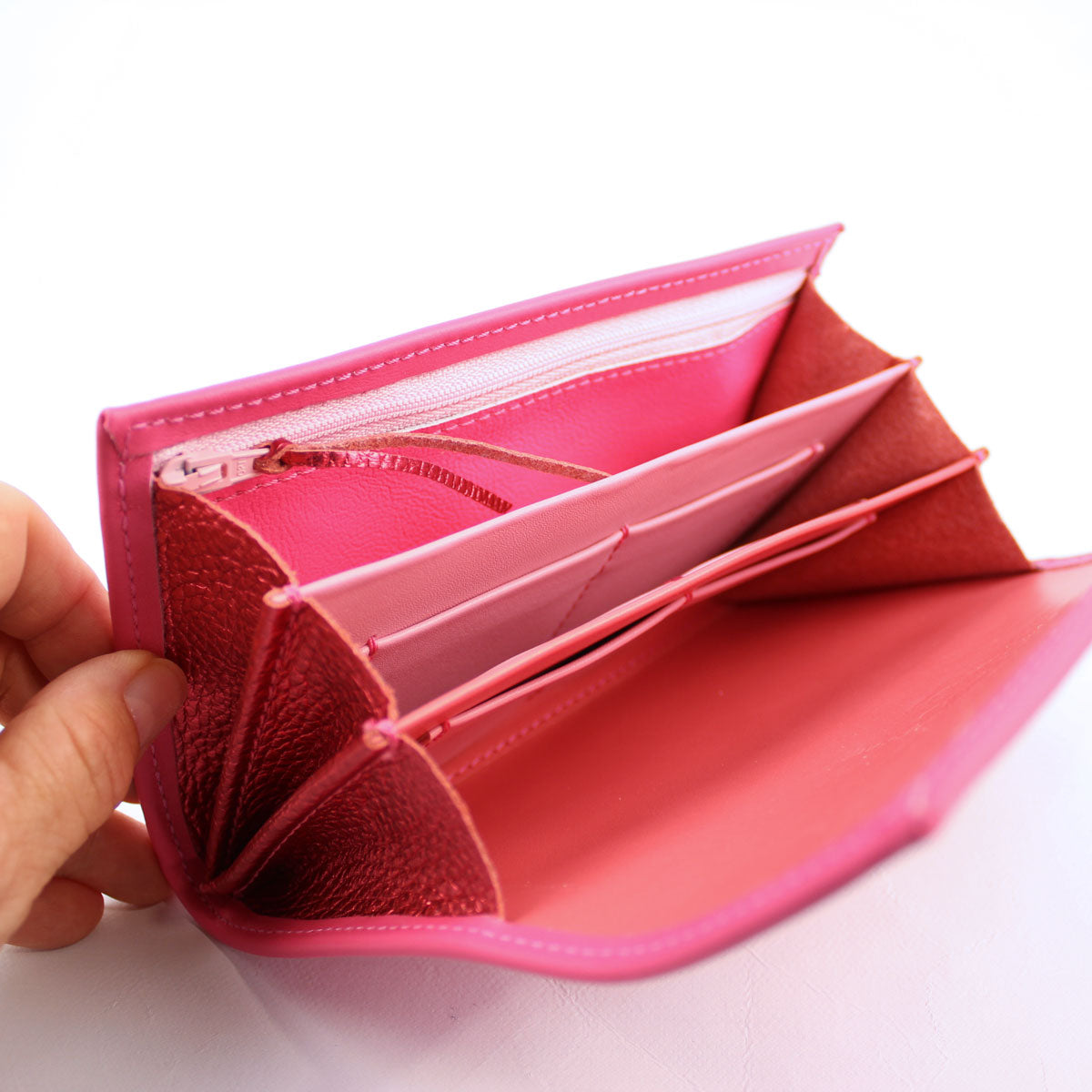 Praktische Innenansicht einer hochwertigen Leder-Geldbörse mit drei großzügigen Fächern, guter Kartenorganisation und Kleingeldfach