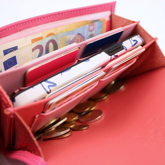 Farbenfrohe pinke Leder-Geldbörse mit Platz fürs Handy, übersichtlicher Kartenorganisation und Kleingeldfach – praktisch als Handytasche zum Umhängen