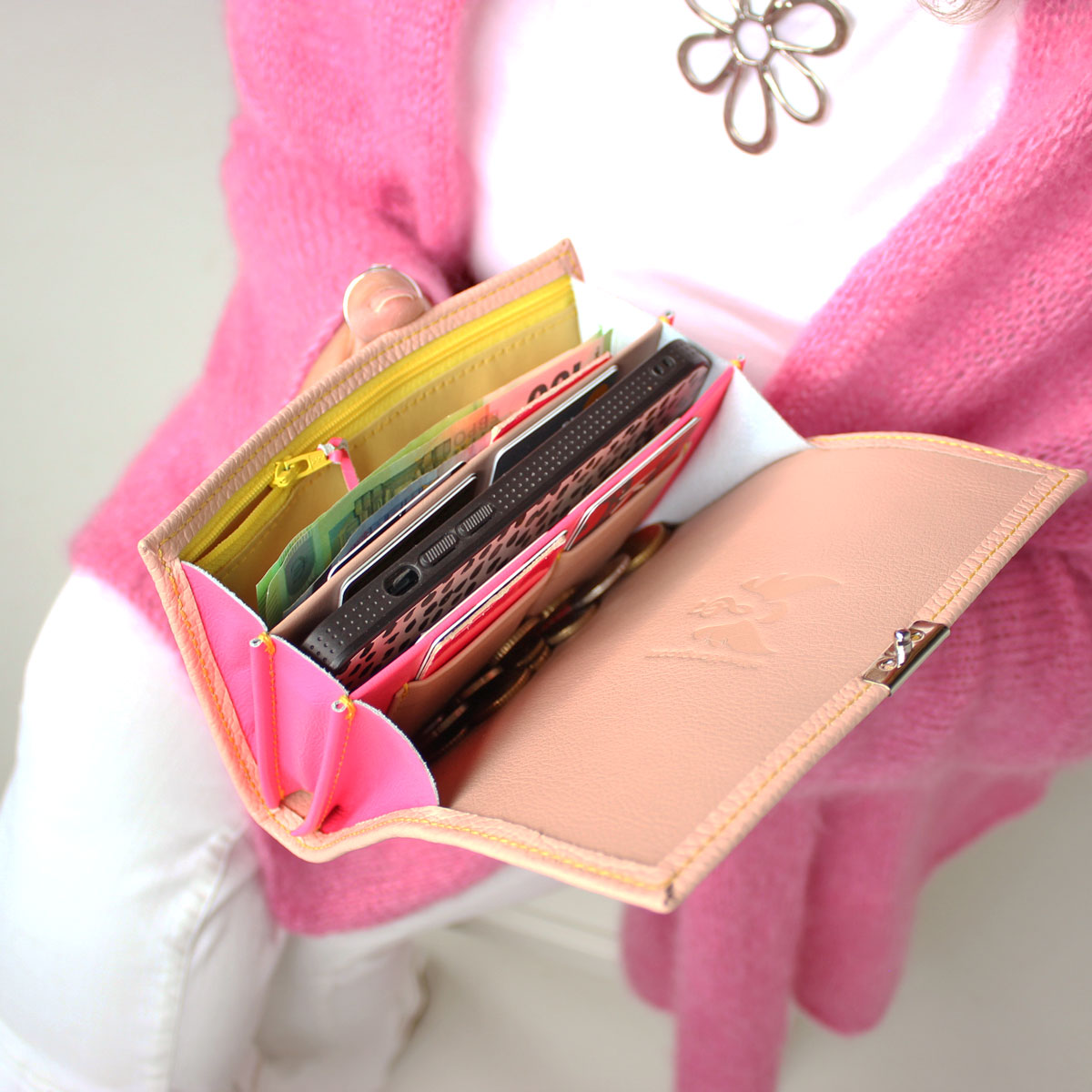 Durchdachtes Innenleben mit Platz fürs Handy, praktischer Kartenorganisation und übersichtlichen Fächern in bunten farben