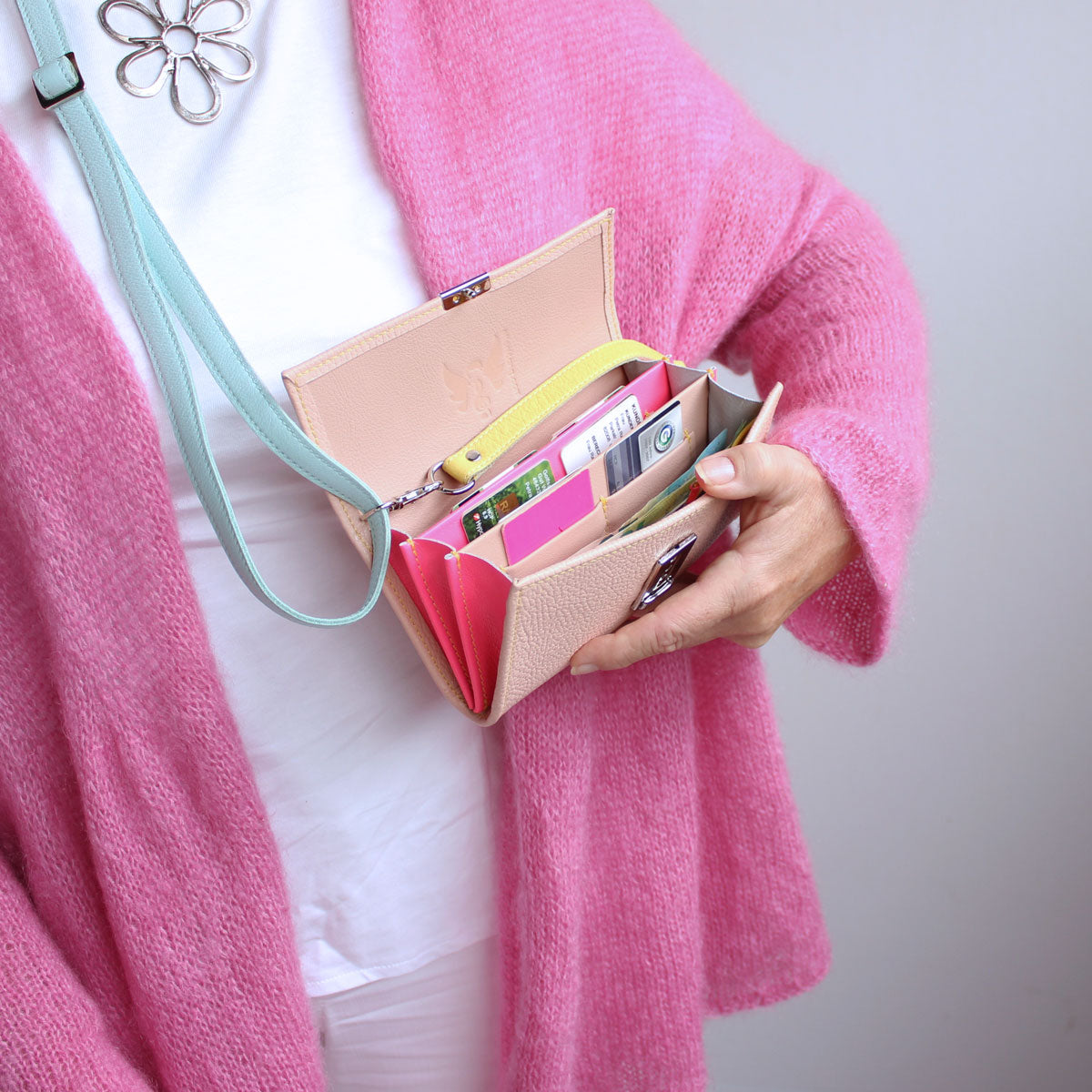 Leder-Geldbörse als Handytasche zum Umhängen im eleganten Crossbody-Look