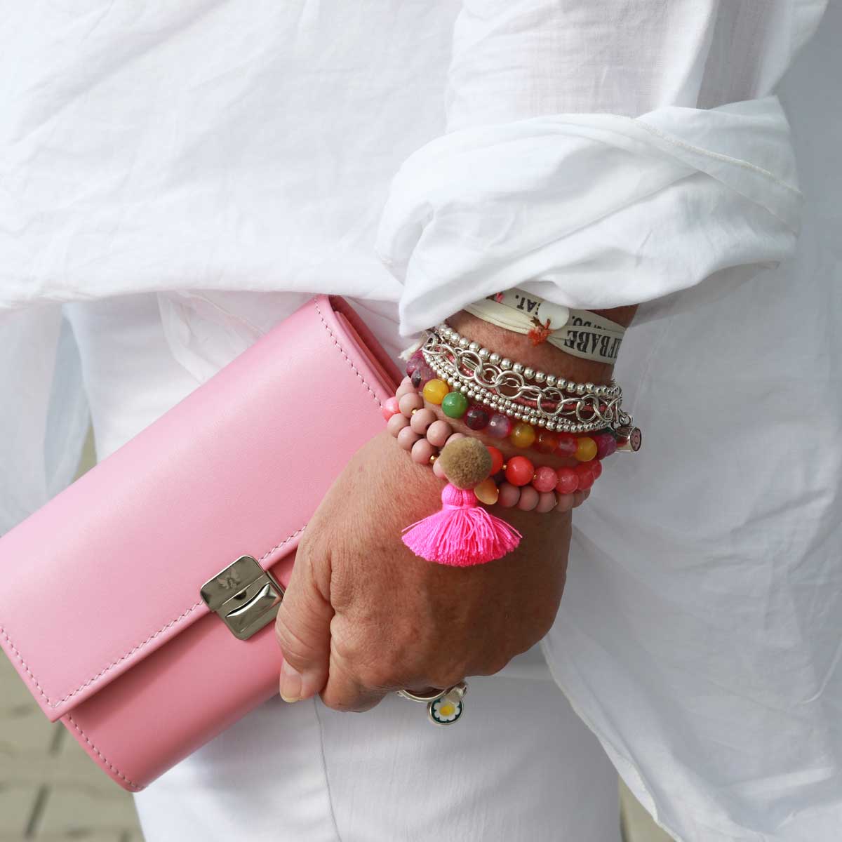 Ausgefallenes, hochwertiges Leder-Portemonnaie Elli Bubblegum in Rosa als stilvolles Accessoire in der Hand, einzigartig, hochwertig