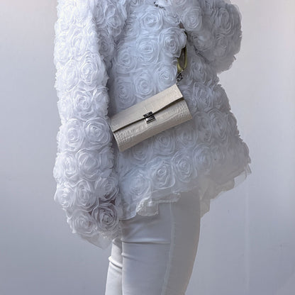 Elegantes Leder-Portemonnaie in Creme zum Umhängen – hochwertige Geldbörse als praktische kleine Tasche